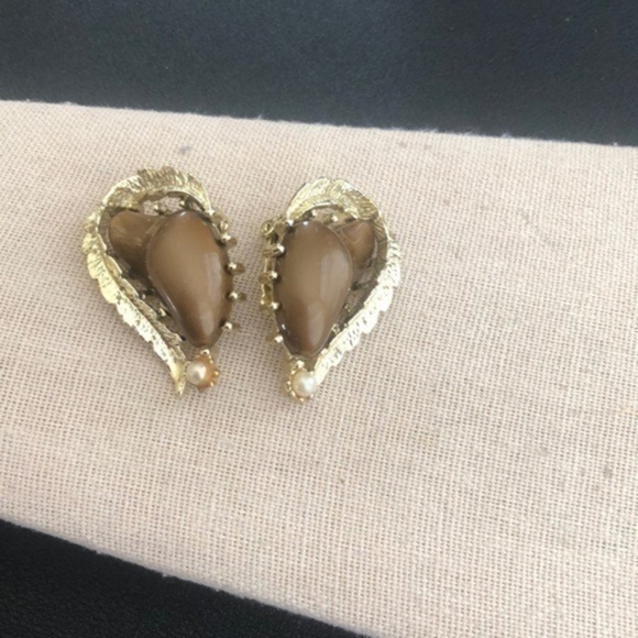 Vintage ClipOn Earrings - Picture 1 of 3
